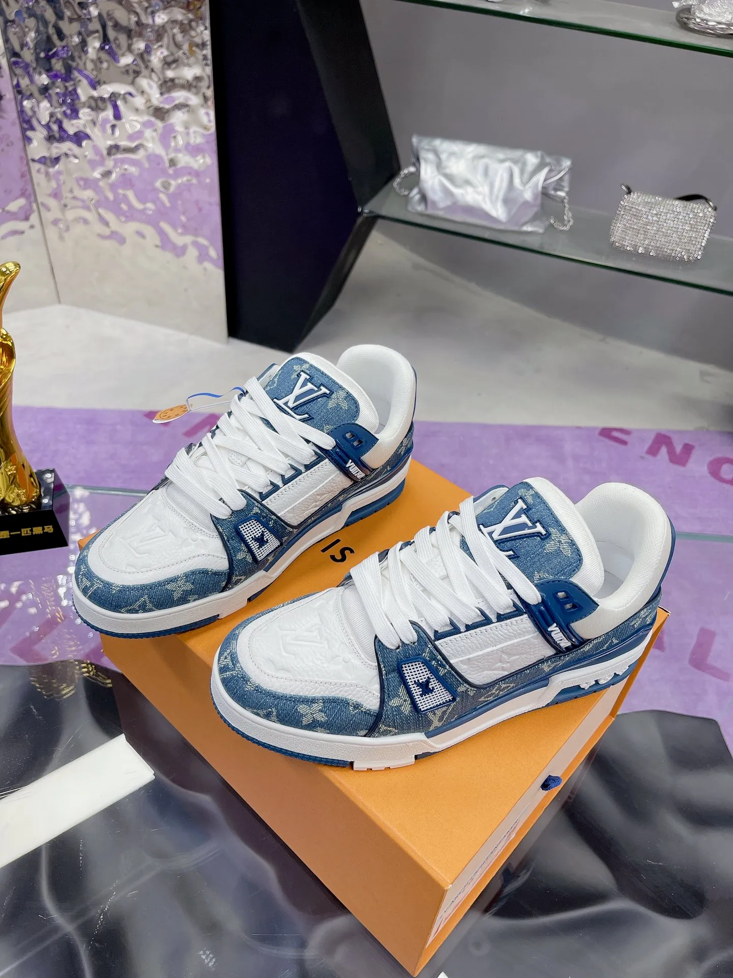 👟👟Ex-factory price 840👟👟 Original development, quality shipping, welcome to compare ❥❥❥❥❥❥LV Trainer Maxi sneakers series LV Trainer Maxi sneakers introduce the loose silhouette of the ready-to-wear series into the LV Trainer sneaker design written by Virgil Abloh, making an eye-catching appearance at the 2024 spring and summer men's wear show. The cow leather upper is combined with rough fabric laces, and colorful beading highlights the brand's classic elements. LV letters mark the tongue and Monogram floral outsole. Mixed materials Made of first-layer cowhide, wrapped in imported custom-printed denim, thick shoelace design, large Monogram print on the side, "lv 54" badges on the tongue and heel, rubber outsole decorated with Monogram flowers, mesh lining and cotton feet, the comfort is as extreme as ever, premium heritage, quality first, worth owning! Size: 35-40 for women, 39-44 for men (45 is custom-made and cannot be returned or exchanged) ♡Full set of packaging with original gift box
